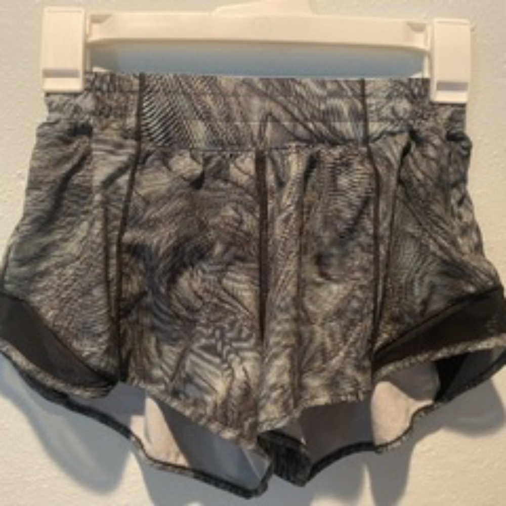Lululemon hotty hot shorts 2.5”